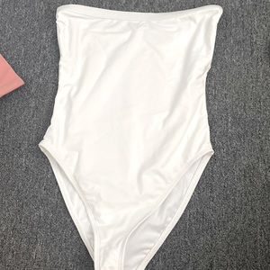 WHITE FASHIONNOVA SWIMSUIT ONE PIECE